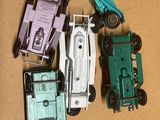 quatre petites voitures posées sur une table