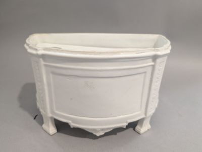 une jardinière blanche posée sur une table