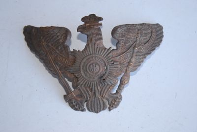 un oiseau en métal coiffé d'une couronne
