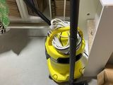 un aspirateur posé sur le sol d'une pièce