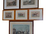 quatre photos encadrées représentant des chevaux et des jockeys accrochées au mur
