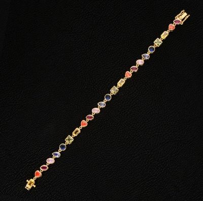 un bracelet en or orné de pierres multicolores sur fond noir