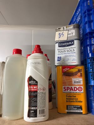 de nombreux types de produits d'entretien sur une étagère