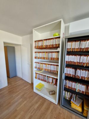 une pièce avec beaucoup de livres sur les étagères