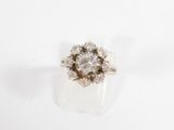 une image d'une bague en diamant sur fond blanc
