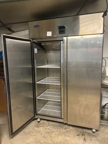 Chambre froide positive ATOSA tout inox ouvrant à deux portes, su...
