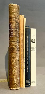 trois livres empilés les uns sur les autres
