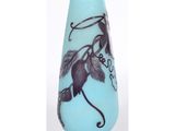 un vase bleu orné d'un motif noir