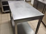 une table en acier inoxydable au milieu d'une cuisine