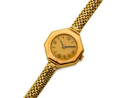 une image d'un gros plan d'une montre-bracelet sur un fond blanc
