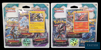 Deux paquets de cartes à collectionner Pokémon sont représentés sur un fond noir.