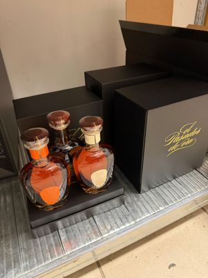 une vitrine sur laquelle sont posées quatre bouteilles d'alcool