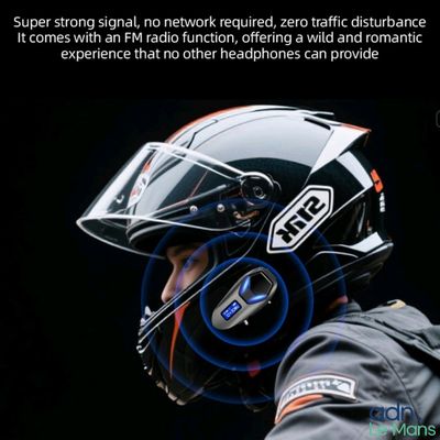 un homme portant un casque avec un point bleu sur le côté du visage