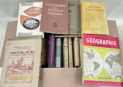 Plusieurs livres sont empilés les uns sur les autres dans une boîte en carton
