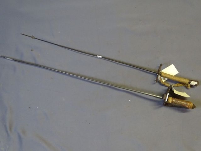CAT D : Lot composé d’un sabre et d’un fleuret. L’ensemble en éta...