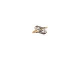 gros plan d'une bague en or et diamants sur fond blanc