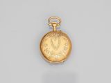 une image d'une montre de poche en or sur une surface blanche
