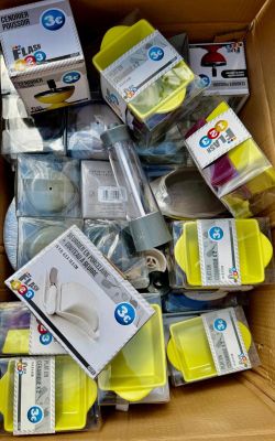 une boîte en carton remplie d'articles divers à vendre