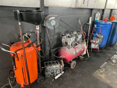 de nombreux types de réservoirs de gaz alignés les uns à côté des autres