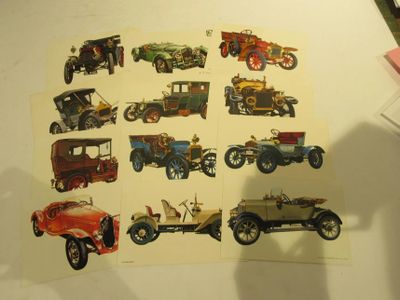 une photo montrant une collection de voitures anciennes posées sur une table