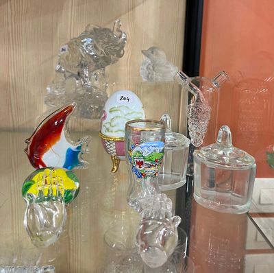 de nombreux vases en verre exposés dans une vitrine