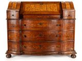 une vieille commode en bois avec un plateau en marbre