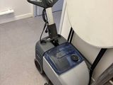 un aspirateur posé par terre