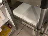 une table en métal sur laquelle est posée une casserole, dans une cuisine