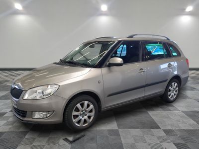 la photo d'une voiture argentée garée dans un garage