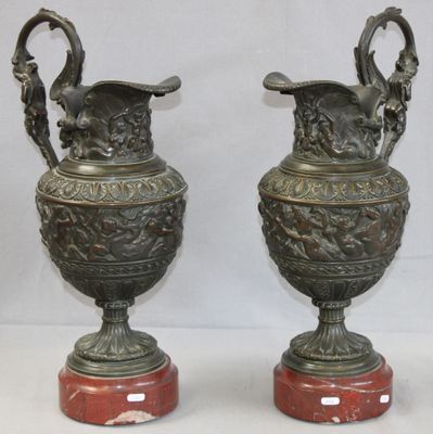 Importante paire d'aiguières en bronze à patine brune à déco…