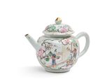 une théière avec un couvercle orné de fleurs