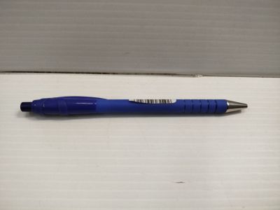 un stylo bleu posé sur une boîte blanche