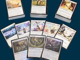 un lot de cartes posées sur une table
