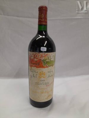 une bouteille de vin posée sur une table