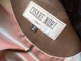 un gros plan d'une chemise avec une étiquette