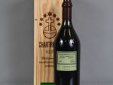 une bouteille de vin posée à côté d'une caisse en bois