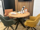 trois chaises et une table dans une petite pièce