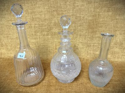 trois vases en verre posés sur une table l'un à côté de l'autre