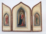 une image représentant un triptyque de la Vierge Marie et de Jésus