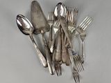 beaucoup de cuillères et de fourchettes en argent sur la table