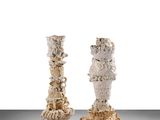deux vases blancs posés l'un à côté de l'autre sur une table