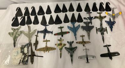 beaucoup d'avions miniatures posés sur un drap blanc