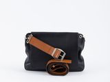 un sac à main noir muni d'une ceinture et d'une bandoulière marron