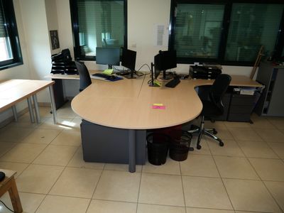 un ensemble de deux bureaux , 3 caissons, et deux chaises de…