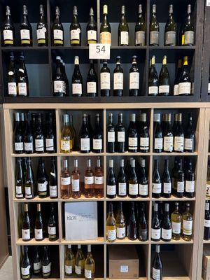 de nombreuses bouteilles de vin sur les étagères du magasin