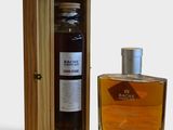 une bouteille d'alcool dans un coffret en bois