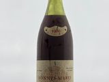 une bouteille de vin posée sur une table
