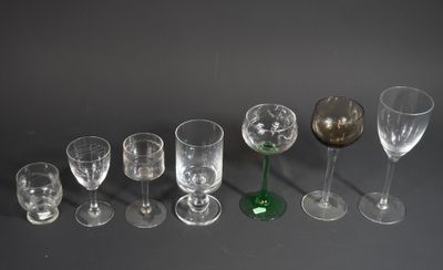 plusieurs verres à vin vides sont alignés sur une table