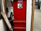 un extincteur et une borne d'incendie dans un garage