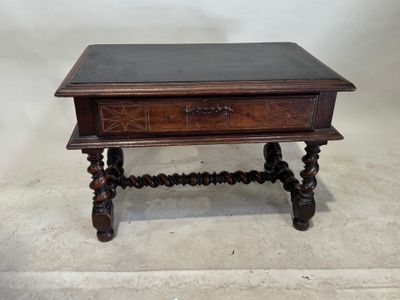 une vieille table en bois surmontée d'un tiroir